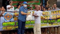 Paket sembako yang terdiri dari gula, minyak goreng, mie instan, beras dan kebutuhan sehari-hari lainnya langsung diserahkan oleh Kepala Cabang BTN Holiosri dan Ketua REI Jember Bambang  Jember Susetyo kepada masyarakat terdampak. Foto: dok. REI