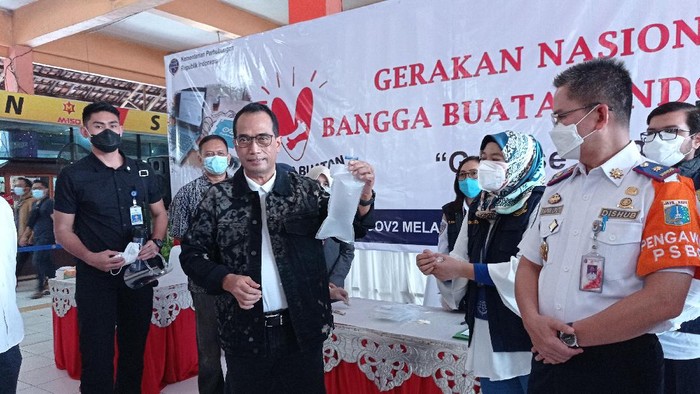 Menhub Budi Karya Sumadi menjajal alat pendeteksi Corona buat ahli-ahli UGM, GeNose.