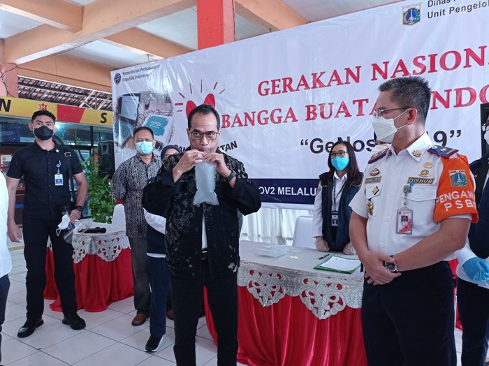 Menhub Budi Karya Sumadi menjajal alat pendeteksi Corona buat ahli-ahli UGM, GeNose, di Terminal Kampung Rambutan, Jaktim, Minggu (24/1/2021).