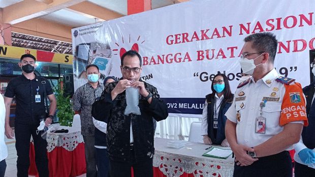 Menhub Budi Karya Sumadi menjajal alat pendeteksi Corona buat ahli-ahli UGM, GeNose, di Terminal Kampung Rambutan, Jaktim, Minggu (24/1/2021).