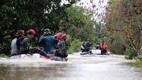 Tim CT ARSA Foundation harus melewati sungai menggunakan perahu karet untuk menuju Kampung Sungai Pinang Baru, Kecamatan Sungai Tabuk, Kabupaten Banjar.