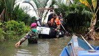 Donasi berupa kebutuhan pokok didistribusikan kepada pengungsi dengan menempuh berjam-jam perjalanan menggunakan perahu.