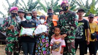 Tim CT ARSA Foundation secara simbolis menyerahkan bantuan kepada korban banjir.