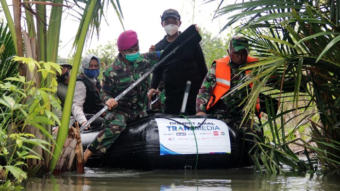 CT ARSA Foundation Distribusikan Bantuan ke Korban Banjir Kalsel CT Arsa Foundation mendistribusikan bantuan sembako kepada korban banjir di Kalimantan Selatan. Medan sulit diterobos demi menyalurkan bantuan ke masyarakat.