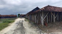 Bangunan rumah ini dilengkapi kincir angin yang terpasang tak jauh dari bangunan itu, mirip perkampungan kurcaci di negeri dongeng.