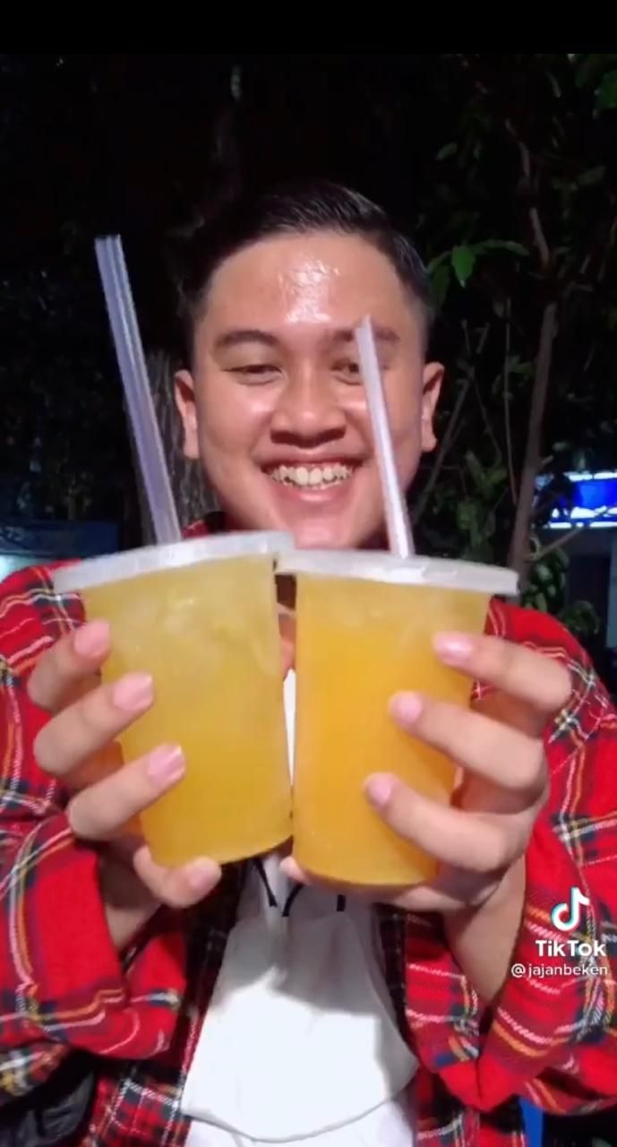 Duh! Food Vlogger Ini Kaget Jajan Es Jeruk Pinggir Jalan Rp 60 Ribu