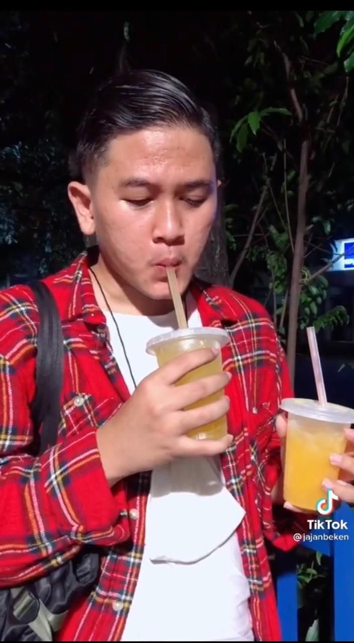 Duh! Food Vlogger Ini Kaget Jajan Es Jeruk Pinggir Jalan Rp 60 Ribu