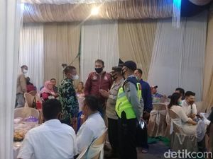 Petugas Gabungan Hentikan Hajatan Pernikahan di Sidoarjo