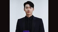Ini adalah penampilan perdana Hyun Bin di depan publik usai kabar asmaranya dengan Son Ye Jin terungkap. Foto: (dok. Instagram)