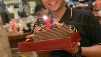 Momen ulang tahun Imam dimeriahkan dengan sebuah cake cokelat. Ia siap meniup lilin dan memotong kue di depannya. Happy Birthday! Foto : instagram @i.machlas