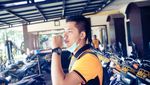 Intip Gaya Ngopi Imam, Polisi Ganteng Asli Bandung