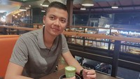 Segelas kopi hangat menjadi teman santai Imam. Menghabiskan waktu santai usai bekerja seharian memang bisa mengembalikan mood.  Foto : instagram @i.machlas