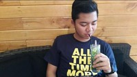 Lewat instagram pribadinya @i.machlas, polisi ini kerap membagikan momen kulineran seru. Imam termasuk sosok yang juga hobi hangout dan nongkrong di kafe.Foto : instagram @i.machlas