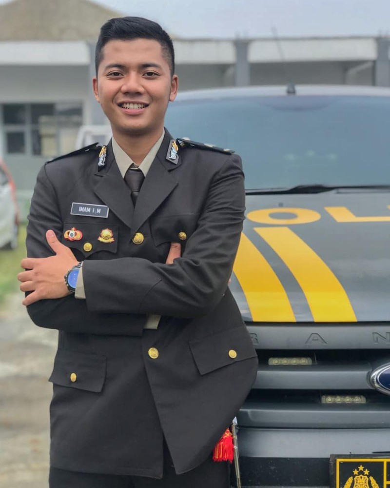Intip Gaya Ngopi Imam, Polisi Ganteng Asli Bandung