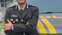 Imam Machlas atau akrab disapa Imam ini adalah anggota polisi di Bandung. Ia berhasil menyedot perhatian publik karena parasnya yang ganteng dan juga murah senyum.  Foto: Foto : instagram @i.machlas