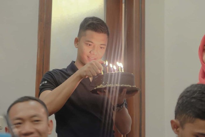 Intip Gaya Ngopi Imam, Polisi Ganteng Asli Bandung Intip Gaya Ngopi Imam, Polisi Ganteng Asli Bandung