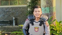  Begini tampilan Imam kalau mengenakan pakaian dinas komplet. Ia juga terlihat menggunakan rompi anti peluru. Badannya tegap kekar namun senyum manis masih terukir di wajahnya.  Foto : instagram @i.machlas