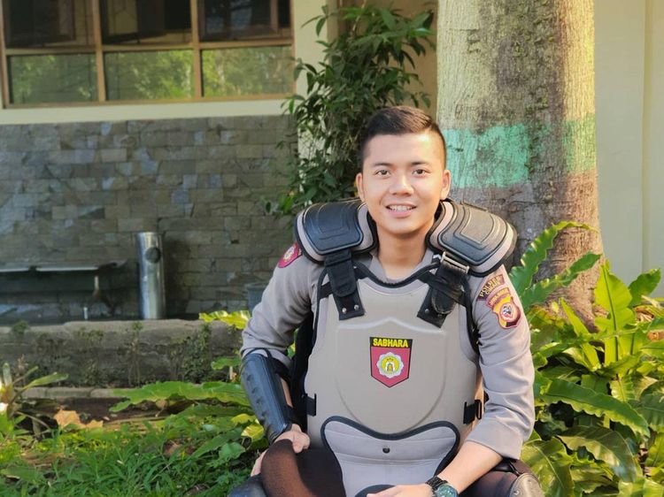 Intip Gaya Ngopi Imam, Polisi Ganteng Asli Bandung