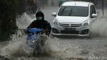 Diguyur Hujan Lebat, Jalan Komsen Jati Asih Banjir