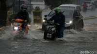 Sejumlah kendaraan mogok akibat menerobos banjir di jalan tersebut.