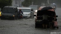 Sebuah angkot juga mogok di tengah-tengah banjir.