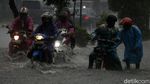 Diguyur Hujan Lebat, Jalan Komsen Jati Asih Banjir