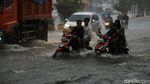 Diguyur Hujan Lebat, Jalan Komsen Jati Asih Banjir