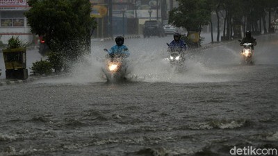 Diguyur Hujan Lebat, Jalan Komsen Jati Asih Banjir