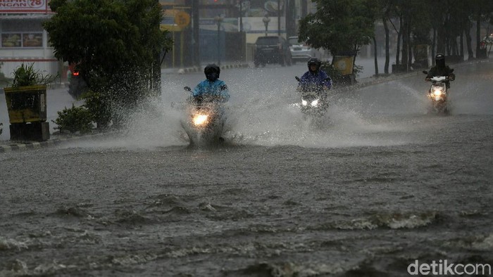 Jalan Komsen Jati Asih Banjir Diguyur hujan lebat sejak pagi hari, Jalan Komsen Raya, Jati Asih, Kota Bekasi, Minggu 24/01/2021), banjir.