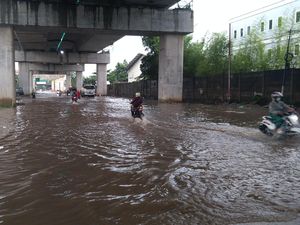 Jalan Pegangsaan Dua Jakut Tergenang, Sudin SDA Kerahkan Pompa