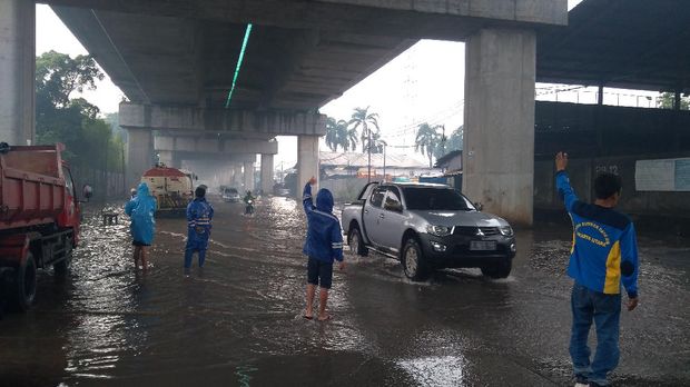 Jalan Pegangsaan Dua Jakut Tergenang
