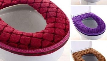 Mungkin biar saat buang air menjadi lebih nyaman, tapi kebayang nggak sih basahnya jika lama tidak dibersihkan? Hih. Foto: Maz Penney-Charlton via Bored Panda