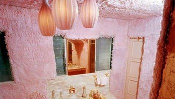 Ini aneh banget. Begitu selesai berendam, kaki yang basah langsung menginjak alas. Foto: Katherine A. Weston via Bored Panda  