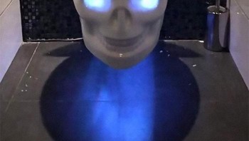 Agak seram juga kalau malam-malam kebelet dan harus lihat si tengkorak. Auto ngebut, deh! Foto: Heather Nicole via Bored Panda