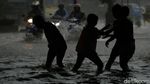 Keceriaan Anak-anak Bermain Banjir di Jalan Komsen Bekasi