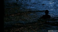 Mereka bermain serasa di kolam renang.