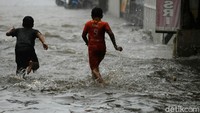 Anak-anak ini berlarian ke sana kemari.
