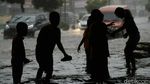 Keceriaan Anak-anak Bermain Banjir di Jalan Komsen Bekasi