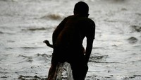 Anak-anak itu terlihat senang bermain jalan yang tergenang banjir. 