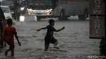 Keceriaan Anak-anak Bermain Banjir di Jalan Komsen Bekasi