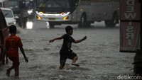 Hujan deras dan bermain air seolah menjadi hiburan untuk mereka. 