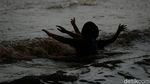 Keceriaan Anak-anak Bermain Banjir di Jalan Komsen Bekasi