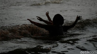Keceriaan Anak-anak Bermain Banjir di Jalan Komsen Bekasi