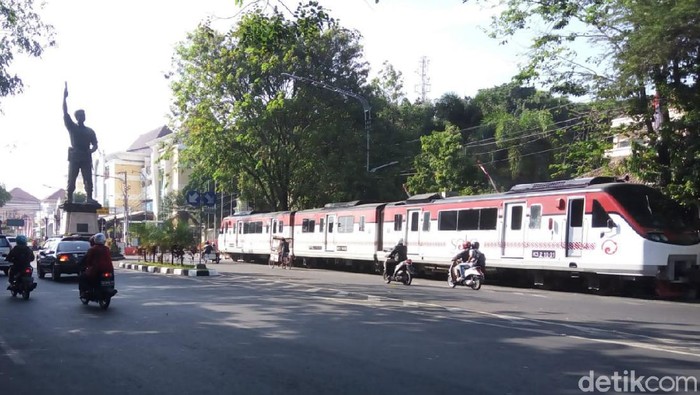 Kereta melintasi Jalan Slamet Riyadi Solo, Sabtu (23/1/2021).