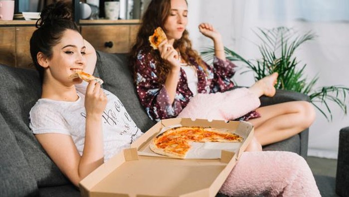 Khusus Kaum Rebahan, Makan Pizza Sambil Nonton Netflix Digaji Rp 7 Juta!