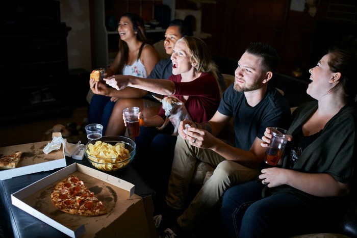 Khusus Kaum Rebahan, Makan Pizza Sambil Nonton Netflix Digaji Rp 7 Juta!