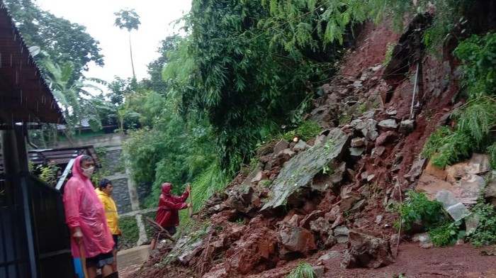 Longsor di Perumahan Peosna Jati Asri.