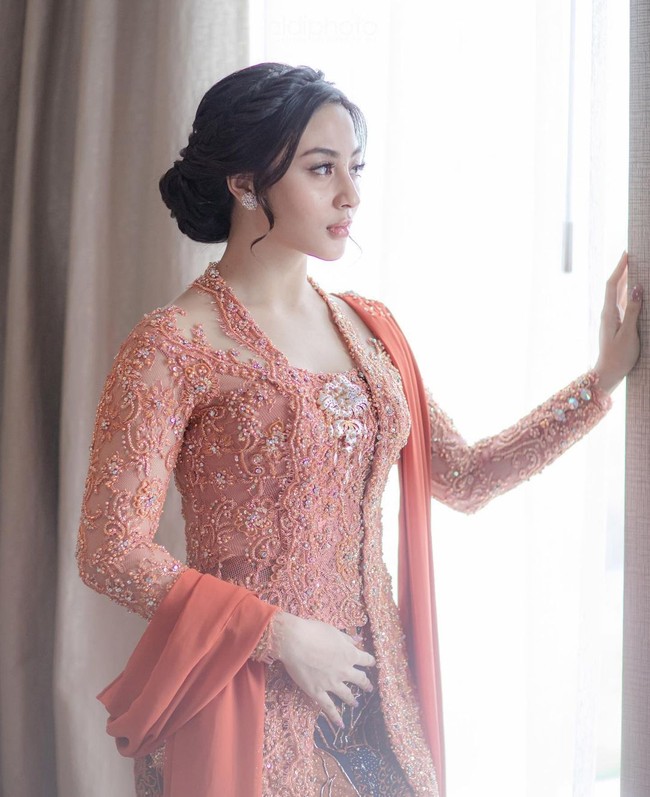 Pemilik nama asli Margin Winaya Hermawan ini sendiri dikenal sebagai aktris dan model kelahiran Bandung. Memiliki wajah cantik menawan ternyata Margin berdarah Pakistan Indonesia. Foto: Instagram @aldiphoto