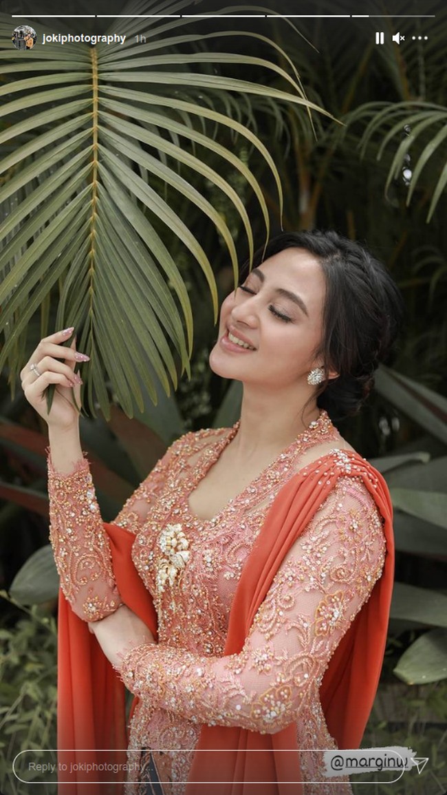 Makeup Margin Wieheerm yang bernuansa peach pun menyesuaikan dengan busananya. Wanita 20 tahun tersebut memilih kebaya dengan warna serupa yang merupakan rancangan Gugi Nugraha. Foto: Instagram @jokiphotography