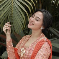 Makeup Margin Wieheerm yang bernuansa peach pun menyesuaikan dengan busananya. Wanita 20 tahun tersebut memilih kebaya dengan warna serupa yang merupakan rancangan Gugi Nugraha. Foto: Instagram @jokiphotography